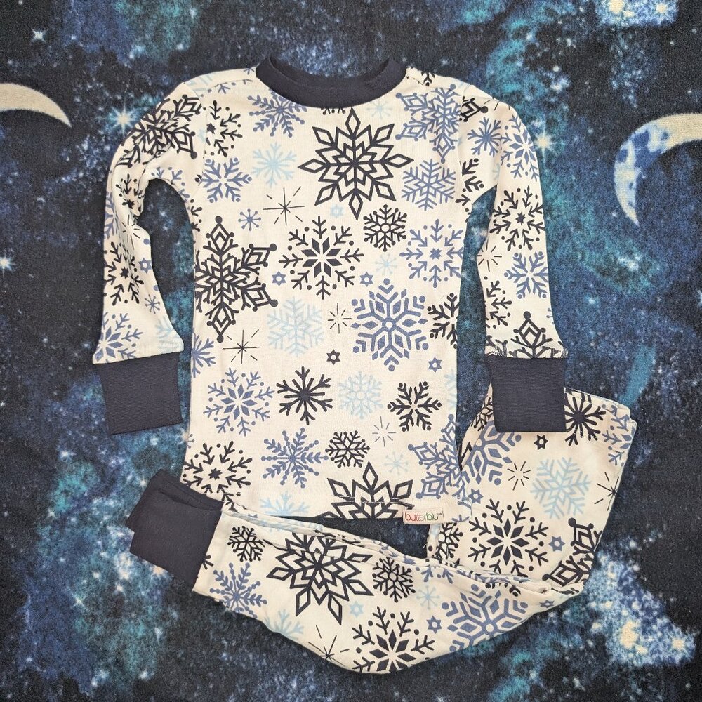 Kids Winter Snowflake Pajama Set – Blue and White Long Sleeve Top & Pants